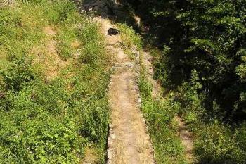 Pohled z objektu tzv. kovárny na základ zdi spojující zadní a přední hrad (© Jan P. Štěpánek 08/2006)
