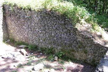 Jihozápadní vnitřní líc zdi západnější ze dvou suterénních místností paláce (© Jan P. Štěpánek 08/2006)