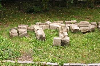 Pozůstatky kamenných ostění a torza kamenného portálu z hradní věže Šostýna přenesené do areálu kopřivnického muzea Fojtství ( © Jan P. Štěpánek 08/2007)