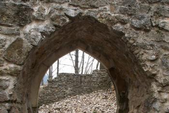 Z fragmentů ostění byl v první polovině 90. let 20. století rekonstruován gotický portál (zadní část) ( © Miroslav BITTER 04/2007)