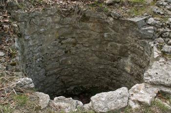 Interiér okrouhlé věže, která měla průměr 6,3 m a sílu zdi 2,3 m (na vnitřní prostor zbylo jen asi 150 cm) ( © Miroslav BITTER 04/2007)