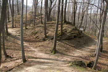 Pohled na místo 1. hradní brány (v pozadí se pak nacházela okrouhlá věž při 2. hradní bráně) ( © Miroslav BITTER 04/2007)