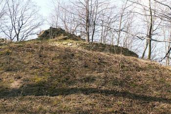 Pohled z hradního příkopu na zbytek po okrouhlé věži (její výška se odhaduje na 20 m) (  © Miroslav BITTER 04/2007)