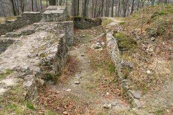 Pohled na zaniklé schodiště vedoucí do sklepení hradního paláce. ( © Miroslav BITTER 04/2007)