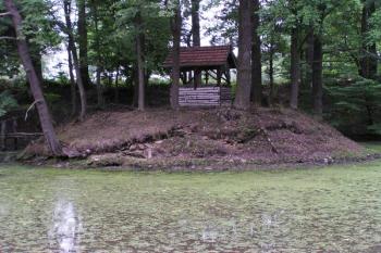 Po obvodu tvrziště jsou dodnes patrné malé zbytky zdiva ( © Filip Matoušek 07/2003)