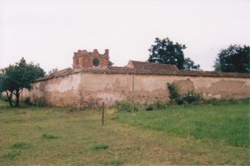 Jihovýchodní nároží renesanční ohradní zdi (© Lukáš Pechánek, 07/2001)