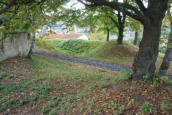 Pohled na nynější hlavní přístupovou cestu do areálu na severovýchodě (© Rostislav Vondra, 10/2007)