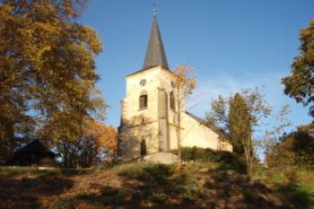 Pohled na nynější kostel, který zaujímá plochu bývalé akropole, z příkopu na jihozápadě (© Rostislav Vondra, 10/2007)