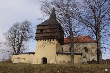 Celkový pohled, v popředí zvonice se vstupní bránou ( © Roman Řezáč 03/2005)