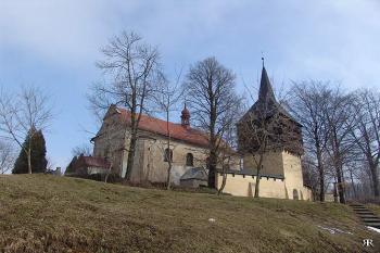 Celkový pohled na kostel a zvonici se vstupní branou ( © Roman Řezáč 03/2005)