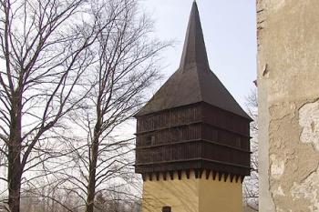 Zvonice před kostelem ( © Roman Řezáč 03/2005)