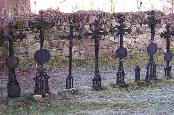 zajímavá skupina cenných litinových náhrobních křížů při kostele ( © Jan P. Štěpánek 02/2008)