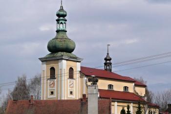 farní kostel od bývalého pivovaru ( © Jan P. Štěpánek 04/2010)