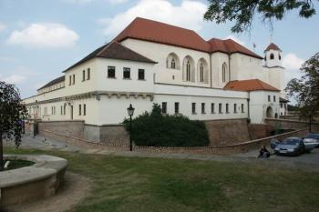pohled na východní křídlo hradu (© archiv MuMB  2003)