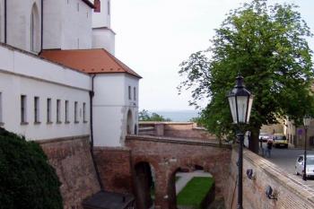 pohled do hradního příkopu (© Misa Budikova 08/2004)