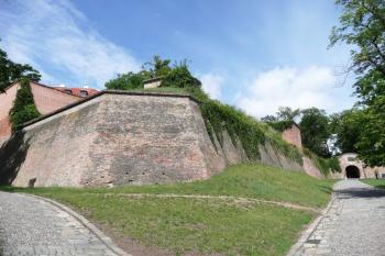 východní bastion obrácený proti městu Brnu s branou (vpravo) do vlastní barokní fortifikace ( © Jan P. Štěpánek 06/2009)