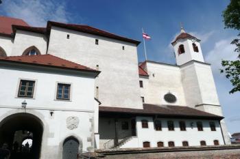 severní polovina východního průčelí hradu (citadely) s branou do jádra hradu a strážní věžicí ( © Jan P. Štěpánek 06/2009)