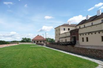 západní průčelí jádra hradu s druhou brankou a širokou korunou západní barokní hradby spojující jihozápadní a severozápadní bastion (v pozadí) ( © Jan P. Štěpánek 07/2009)