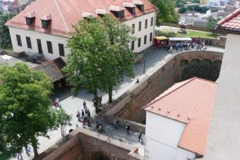 pohled ze strážní věže na východní příkop a budovy před ním ( © Jan P. Štěpánek 07/2009)