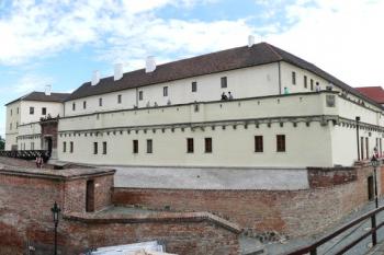 celkový pohled na jádro původně středověkého hradu s prstencem barokního opevnění od západu z jihozápadního obnoveného bastionu ( © Jan P. Štěpánek 06/2009)