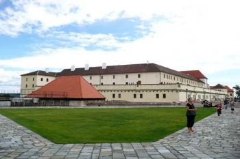 celkový pohled na vlastní bývalý v jádře středověký hrad obklopený bastionovým opevněním ( © Jan P. Štěpánek 06/2009)