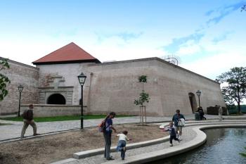 západní brána do barokní pevnosti při obnoveném jihozápadním nárožním bastionu ( © Jan P. Štěpánek 06/2009)