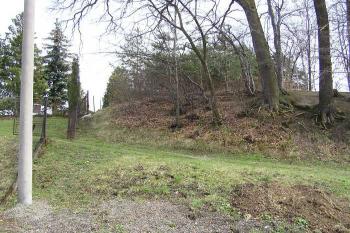 hrana tvrziště v místech, kde přechází do druhotně upraveného terénu zahrady rodinného domu ( © Jan P. Štěpánek 04/2005)