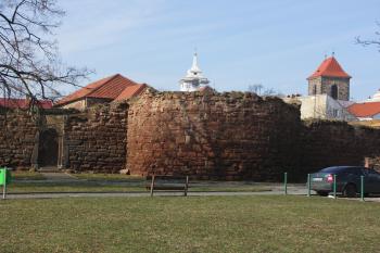 východní hradba s baštou (© Karel Husák, 03/2010)