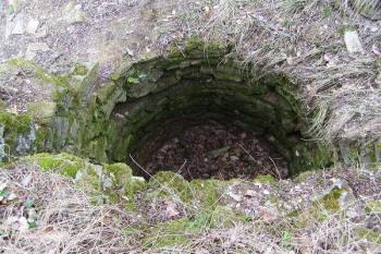 Vnitřek polookrouhlé věže v jihozápadním nároží ( © Filip Matoušek 03/2002)