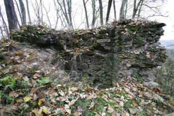 Nadzemní část půlválcové věže ( © Filip Matoušek 11/2007)