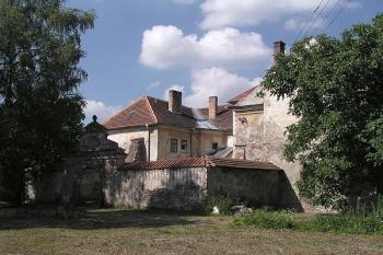 Celkový pohled na zámek s renesanční ohradní zdí a barokní branou v popředí ( © Filip Matoušek 7/2003)