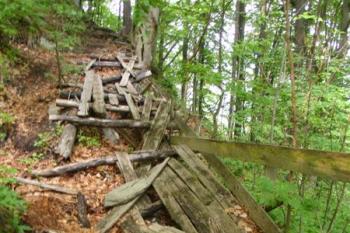 Rozpadlá cesta k hornímu hradu ( © Jiří Čížek 05/2009)