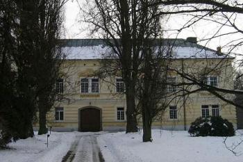 Hlavní průčelí zámku ( © Pavel Vítek 01/2006)