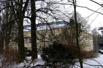 Budova zámku z velmi špatně přístupného parku ( © Pavel Vítek 01/2006)