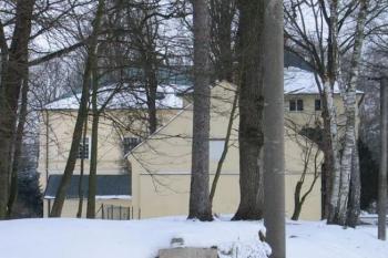 Budova zámku z velmi špatně přístupného parku ( © Pavel Vítek 01/2006)