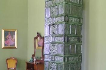 V galerii zámku jsou funkční kachlová kamna. (© Hana Herčíková, 06/2007)