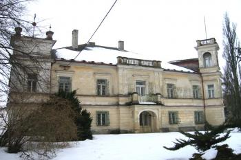 Hlavní vchod do zámku z parku ( © Pavel Vítek 02/2006)