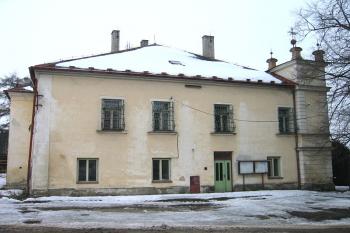 Zámecká budova z hospodářského dvora ( © Pavel Vítek 02/2006)
