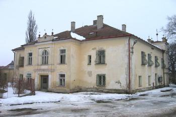 Vchod do zámku z hospodářského dvora ( © Pavel Vítek 02/2006)
