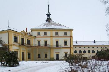 celkový pohled na zámek z parku (© Rodochrozit, 01/2013)