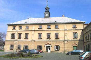 Hlavní budova zámku ( © Pavel Vítek 04/2006)