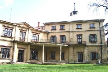 Neslohová přístavba směrem do parku ( © Pavel Vítek 04/2006)