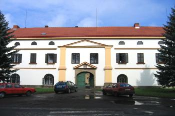 Budova předzámčí ( © Pavel Vítek 04/2006)