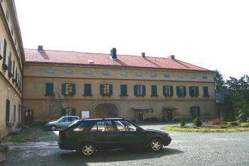 Budova předzámčí ze zámeckého nádvoří ( © Pavel Vítek 04/2006)