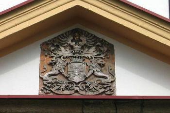 Kamenný erb nad vchodem ( © Pavel Vítek 04/2006)