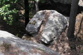 Pískovcové podloží s vytesaným lůžkem pro trám ( © Filip Matoušek 06/2003)