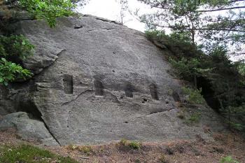 Pozůstatky objektu pod centrální skálou na jihozápadě ( © Filip Matoušek 06/2003)