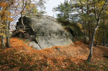 Centrální skála s pozůstatky přistavěného objektu od západu ( © Filip Matoušek 10/2007)