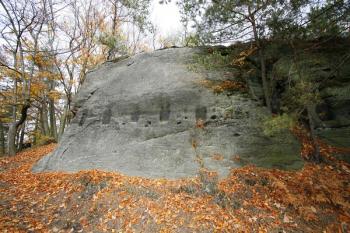 Z patrového jihozápadního objektu se dochovaly pouze kapsy po stropních či podlahových trámech ( © Filip Matoušek 10/2007)