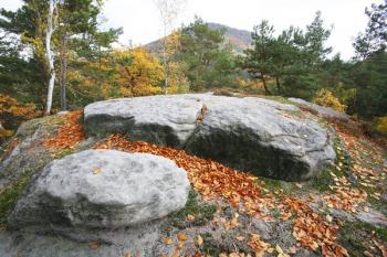 Draže na nejvyšším bodě lokality dokládají existenci šestiboké stavby, snad obytné věže ( © Filip Matoušek 10/2007)